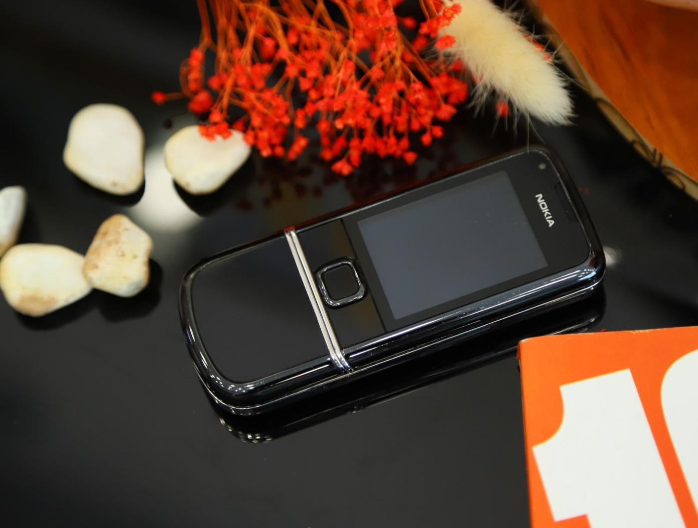 Một chiếc điện thoại di động Nokia 8800E Sapphire Arte Black với hình thức 95% đang chờ đón bạn. Xem qua hình ảnh để cảm nhận sự sang trọng và đẳng cấp của sản phẩm.